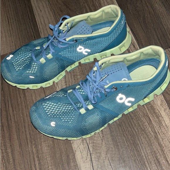 Women’s 9 on cloud green and blue minor flaws see pictures running shoe sneaker - Picture 1 of 6